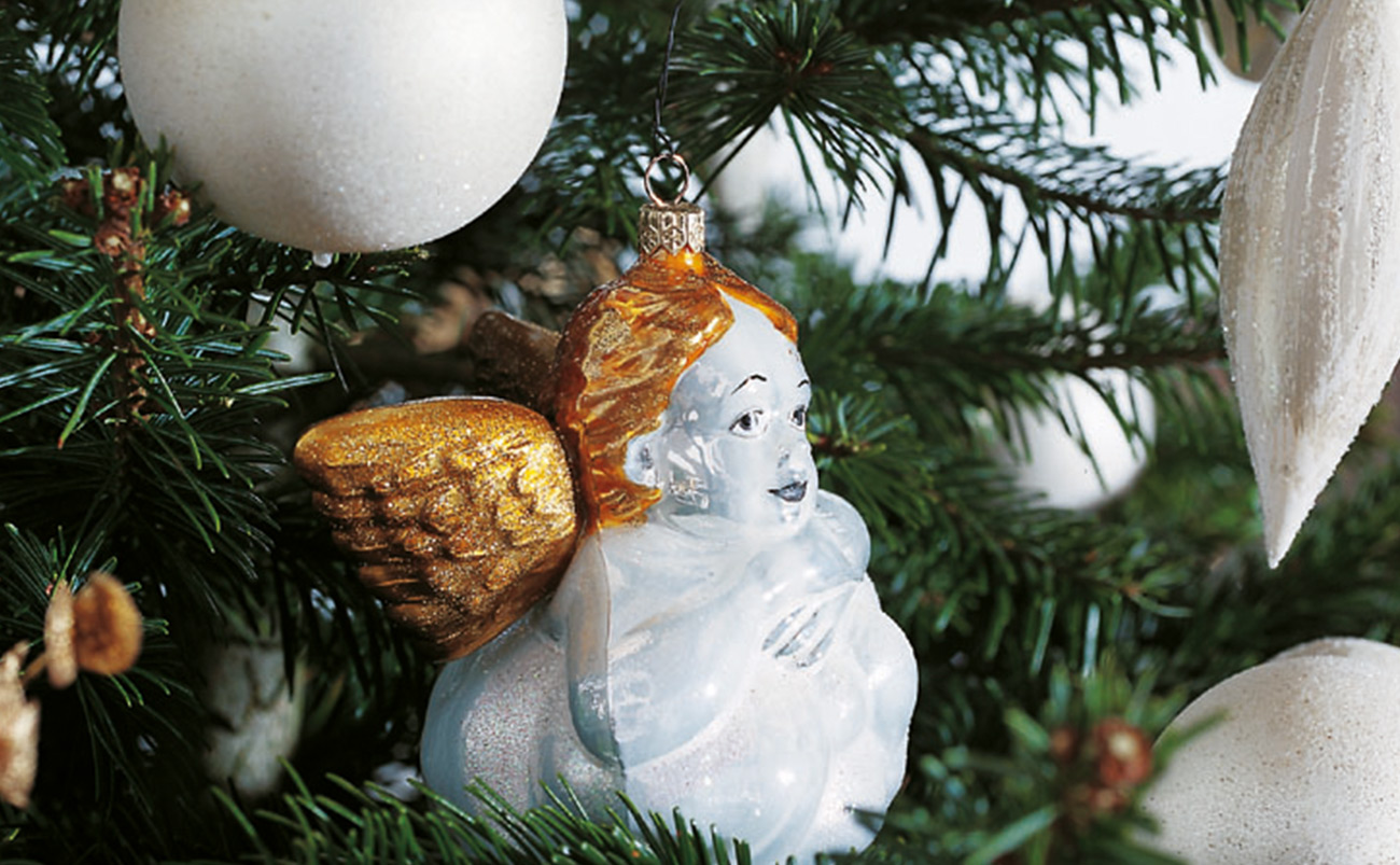 Christbaumschmuck: ein Engelchen in wei&szlig; und gold