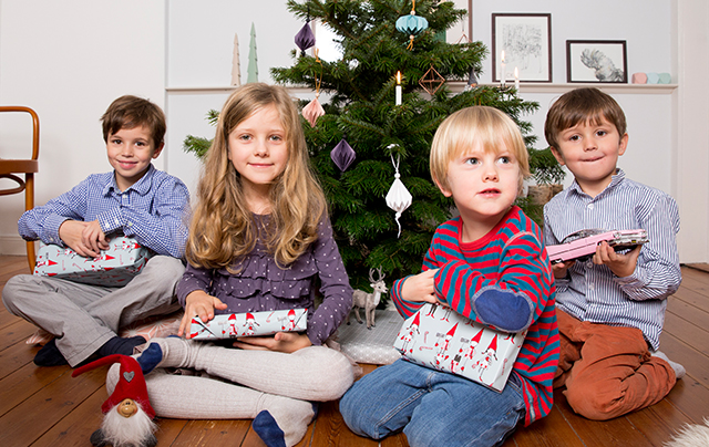 Die Spannung beim Aufrei&szlig;en der ersten Geschenke 